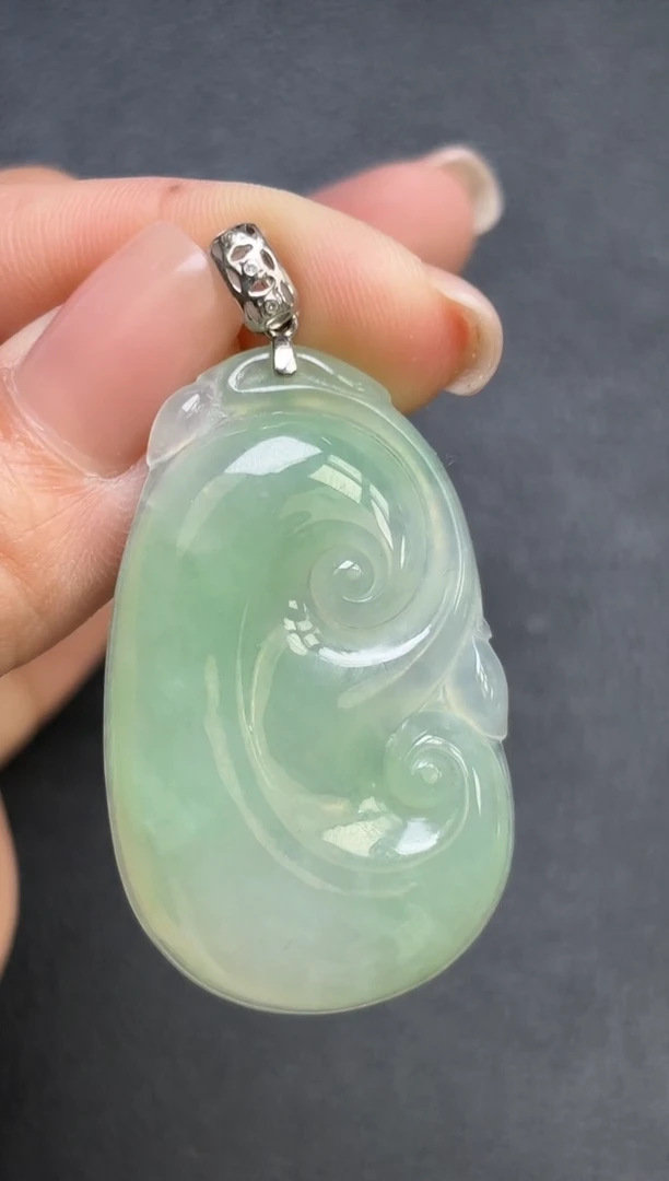 颈饰18K金镶嵌翡翠如意