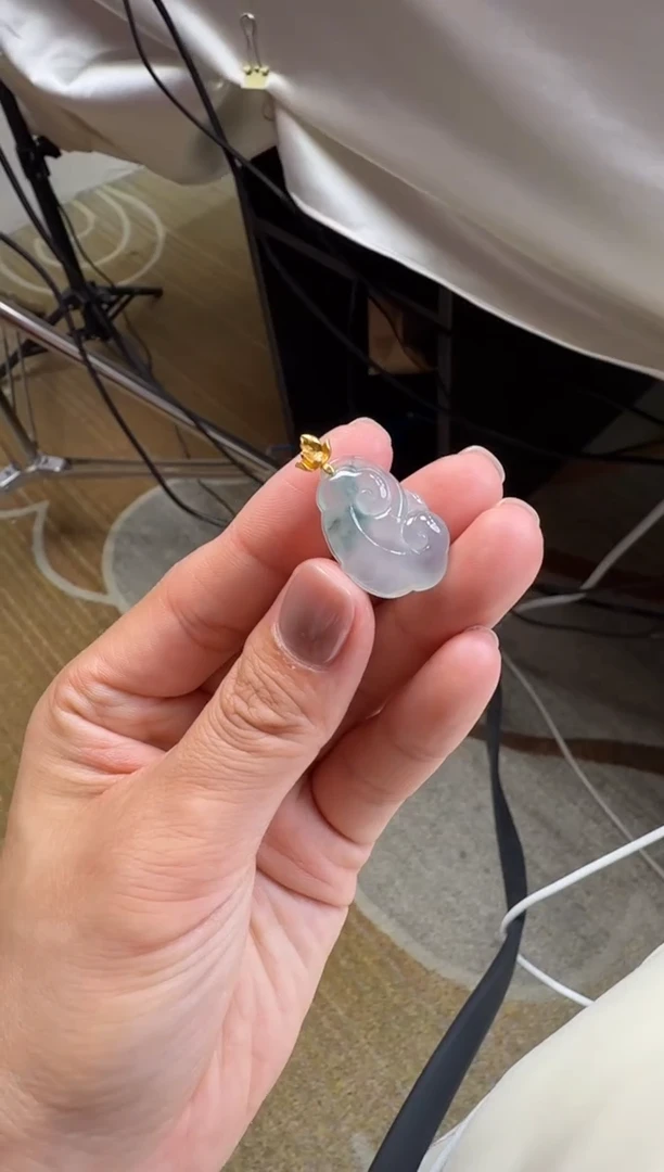 颈饰18K金镶嵌翡翠如意