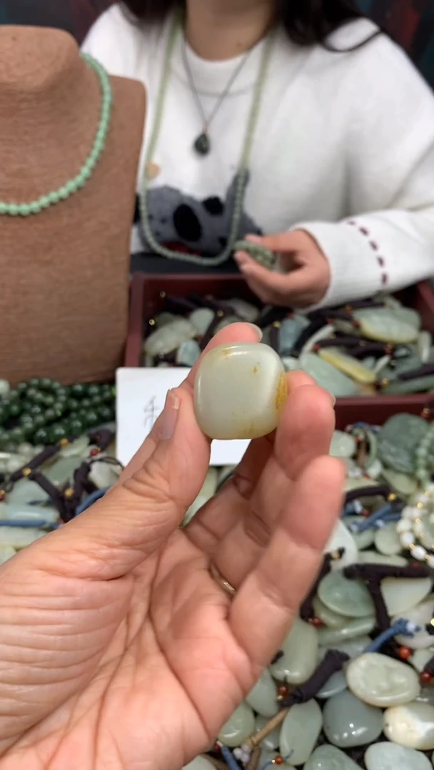 颈饰未镶嵌和田玉（多样性发一件）没有证书有瑕