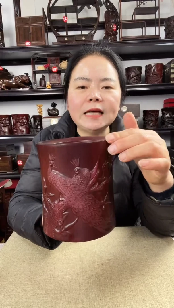 木孔雀笔筒