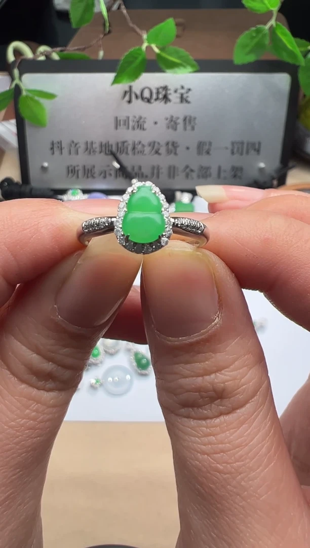 18K金镶嵌戒指翡翠绿戒指