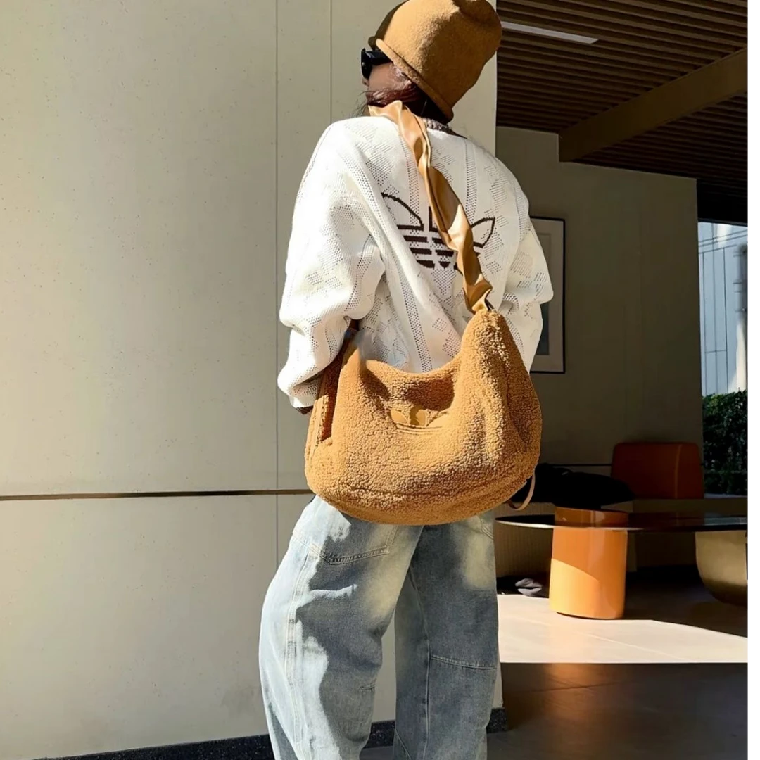 ADIDAS SHOULDER BAG SHERPA三叶草仿羊羔绒运动拎包  KT0858