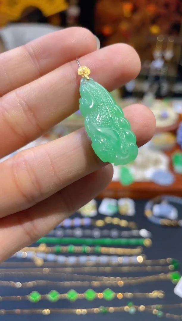 翡翠18K金镶嵌颈饰白菜