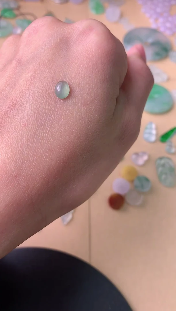 【闪购商品】翡翠颈饰未镶嵌翡翠A货浅绿蛋面戒面