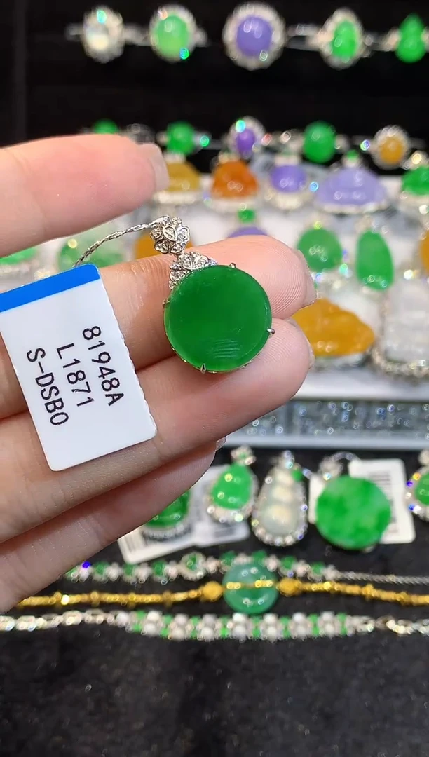 吊坠(不含链)18K金镶嵌翡翠多样性发其一