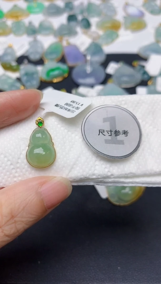 翡翠18K金镶嵌颈饰天然缅甸A货翡翠