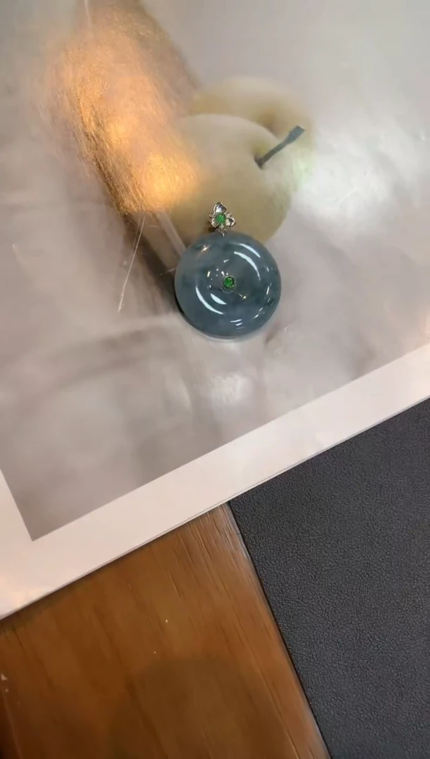 翡翠18K金镶嵌颈饰平安扣