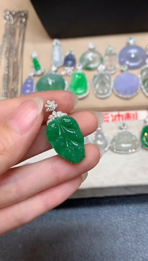 颈饰18K金镶嵌翡翠树叶【无服务费