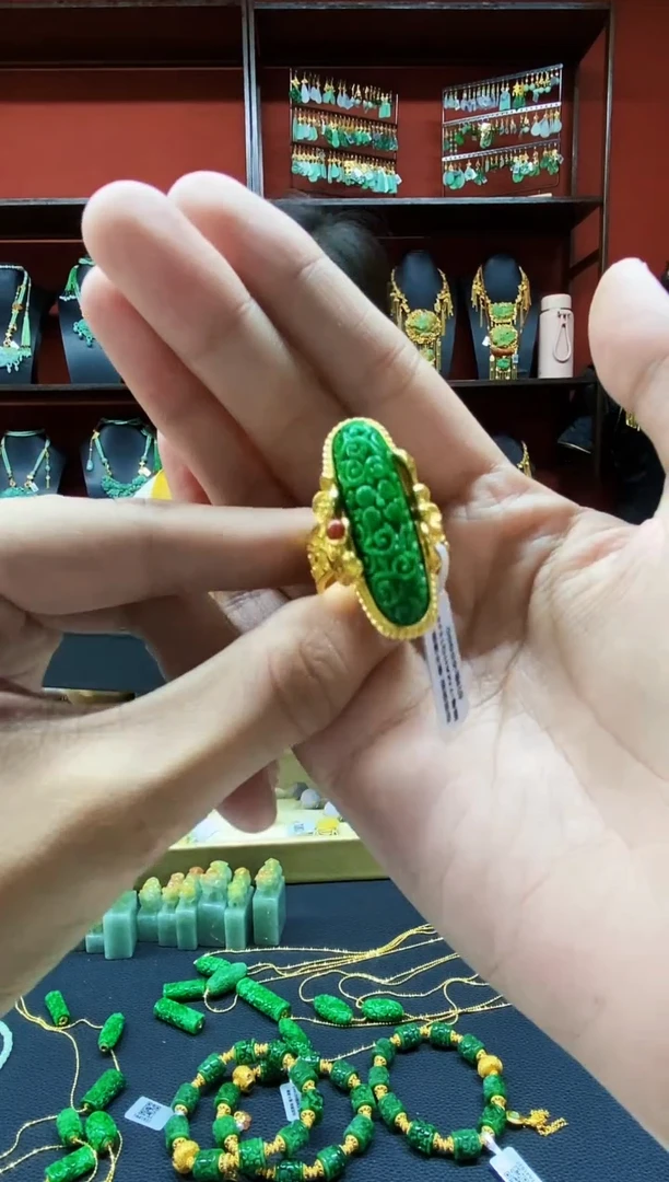 颈饰未镶嵌翡翠戒指