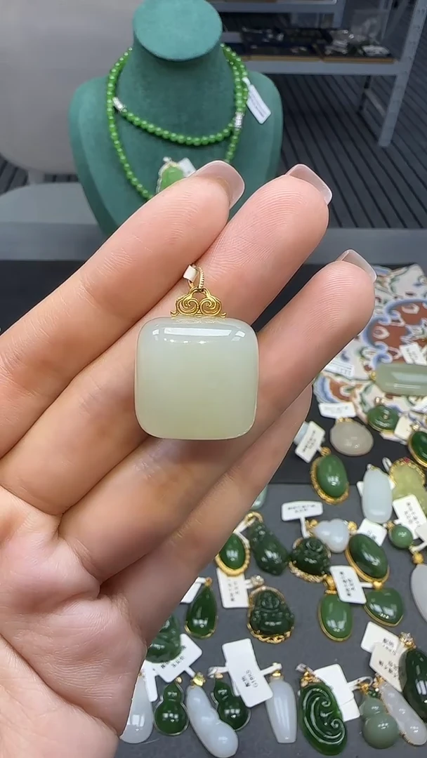 18K金镶嵌和田玉挂件1