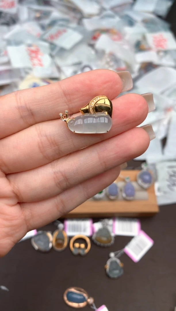 18K金镶嵌挂件翡翠一
