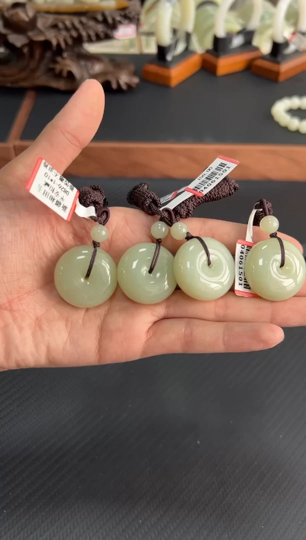 和田玉未镶嵌吊坠(赠链)微色差迪克兰二细km多样性发货拍一发一