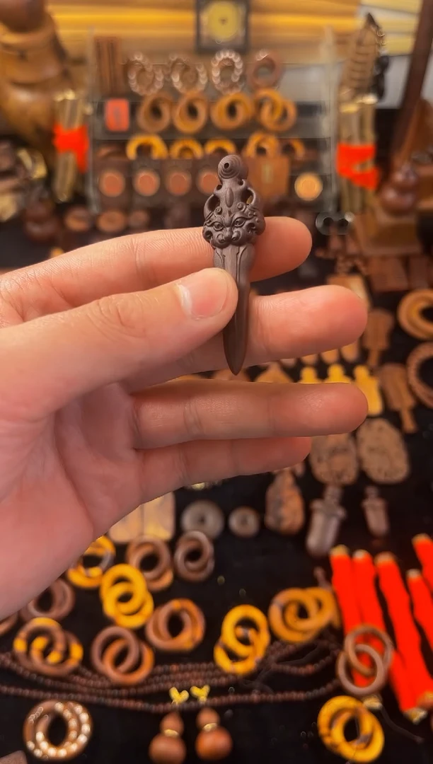 【闪购商品】木枣木小狮咬剑吊坠包邮到家