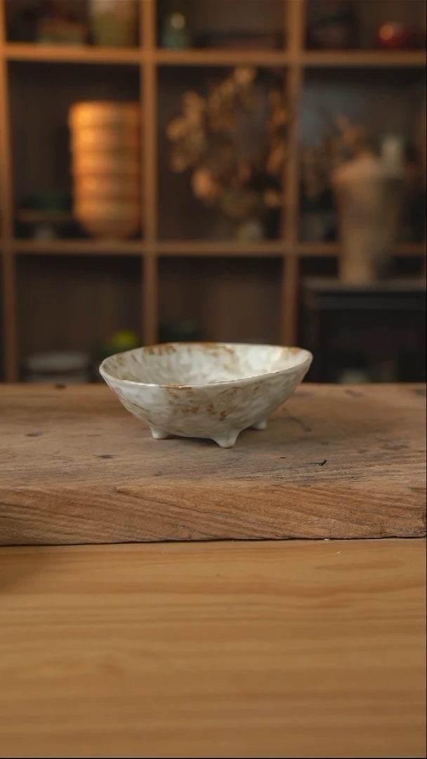 粉影系列的8英寸四足垂纹深盘