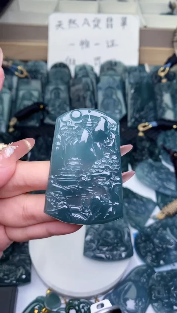 颈饰未镶嵌翡翠