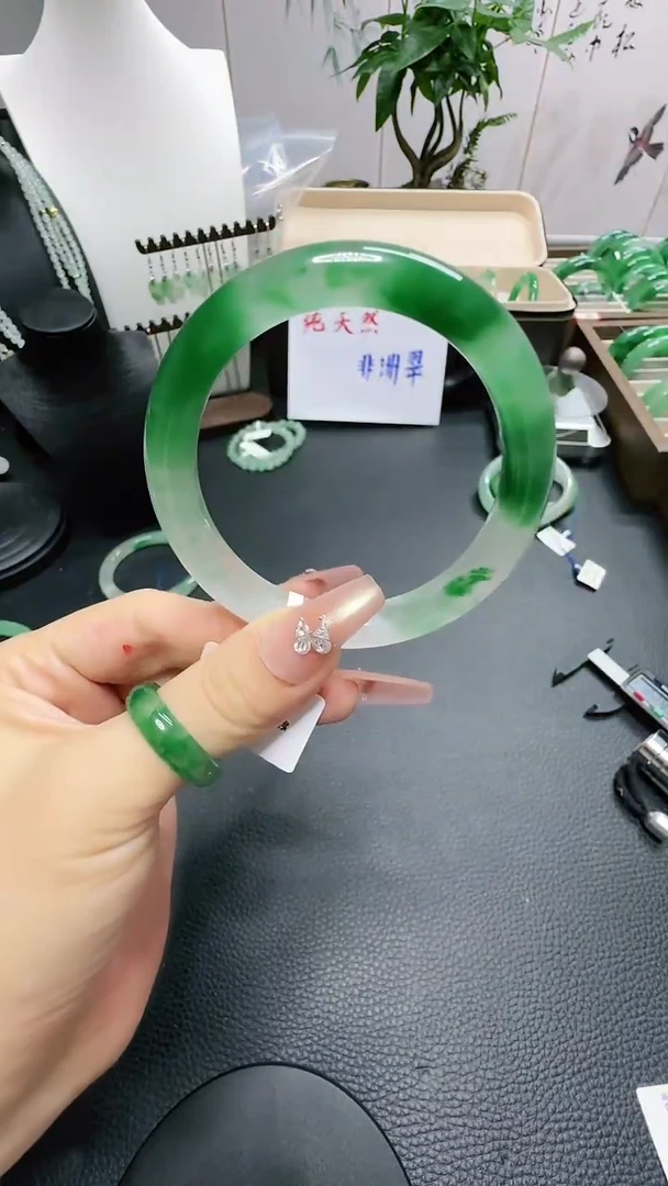 石英质玉（非洲翠）手镯未镶嵌/8444