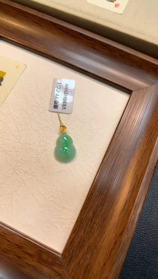 颈饰18K金镶嵌翡翠葫芦