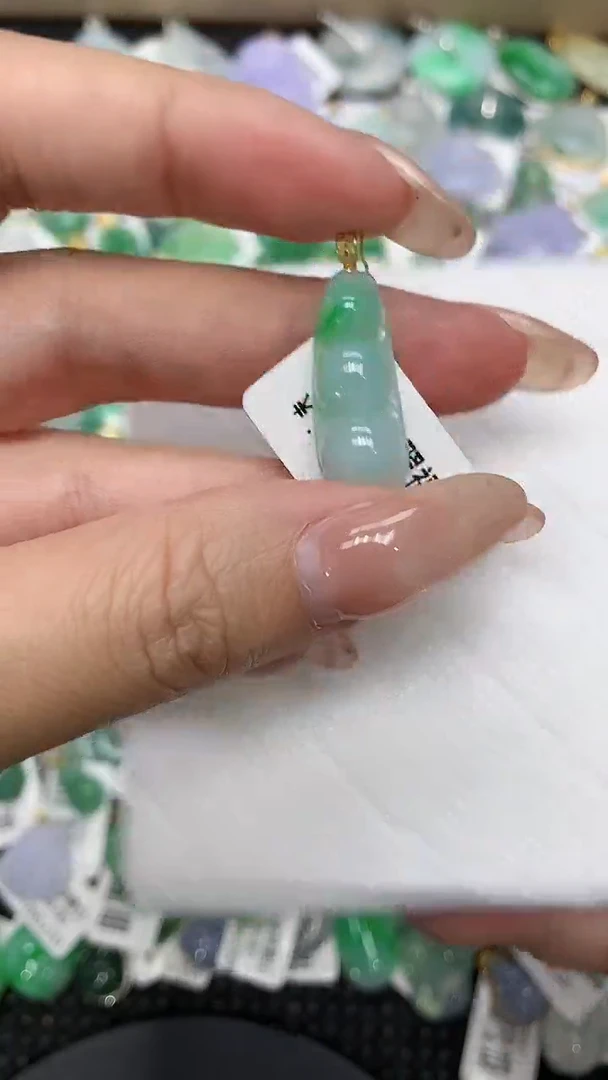 颈饰18K金镶嵌翡翠1111111111