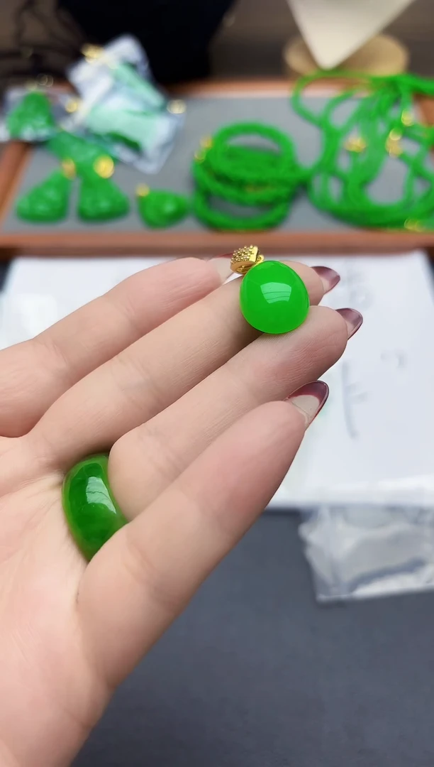 14K金镶嵌翡翠耳饰椭圆蛋面吊坠