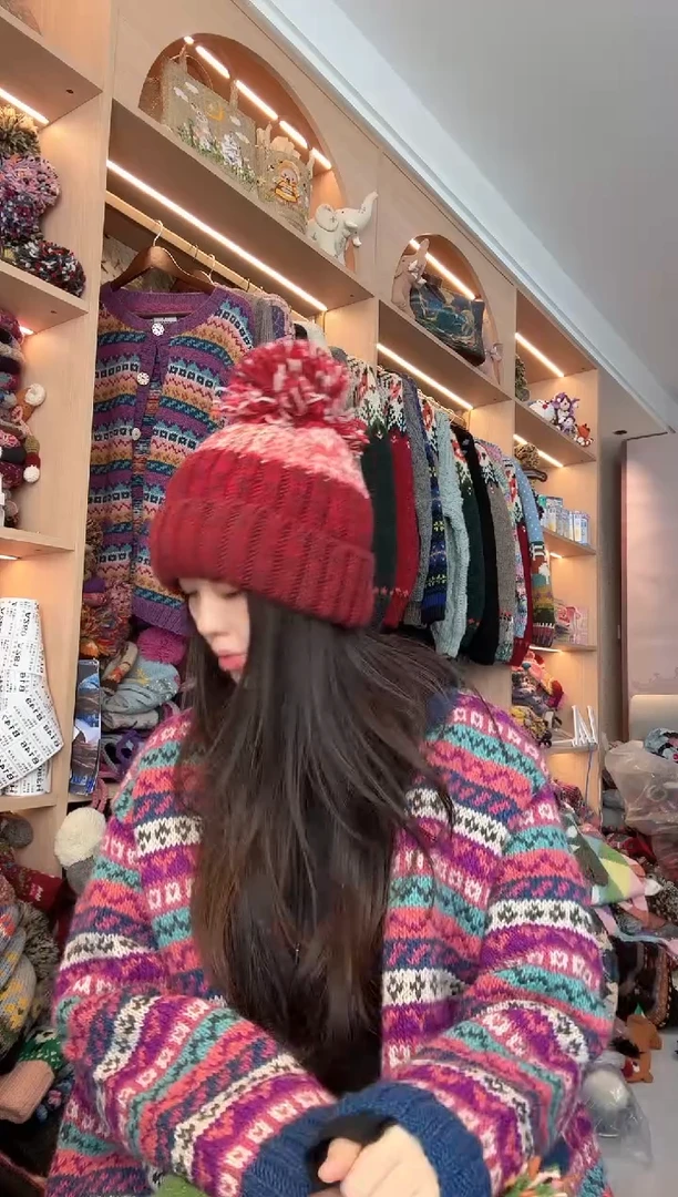 羊毛红色翻边帽