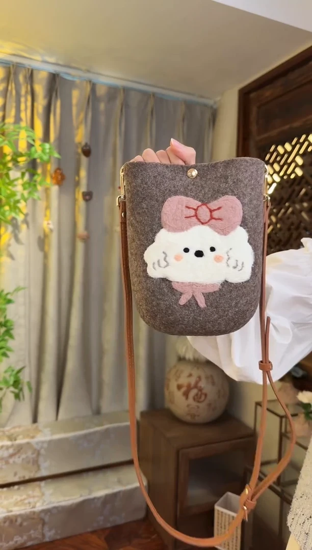 羊毛非遗羊毛毡包 手机包小狗