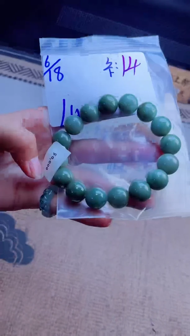 定制翡翠未镶嵌是**错珠串