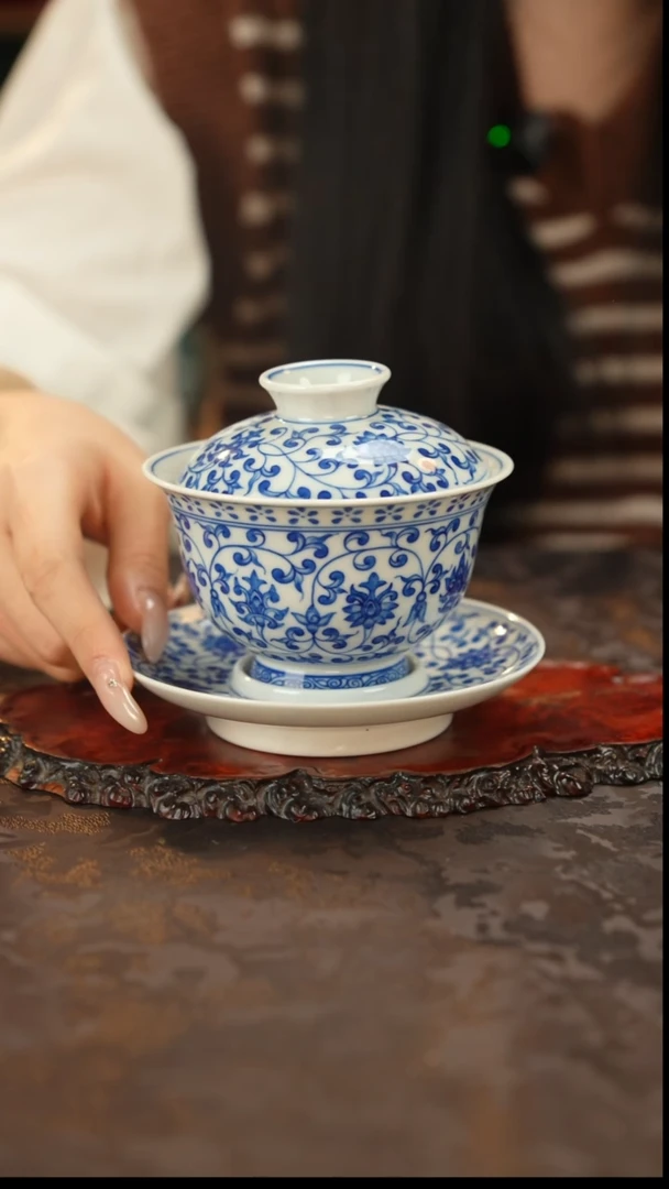 青花手绘缠枝莲三才盖碗