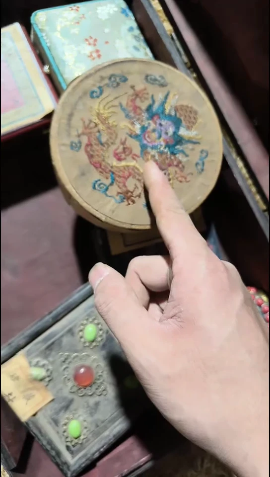 香榧木（1个开封龙圆盒子1对金镯子）