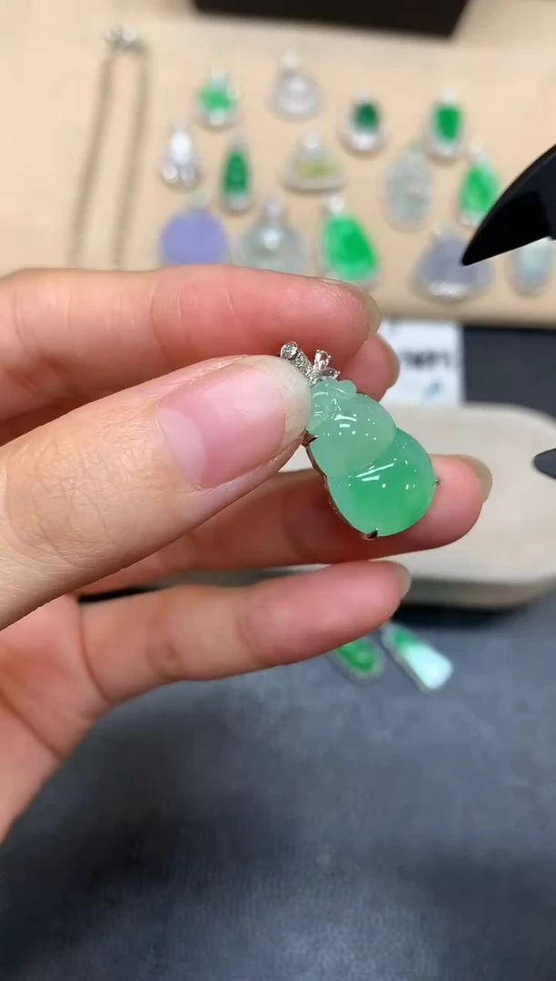 颈饰18K金镶嵌翡翠葫芦【无服务费