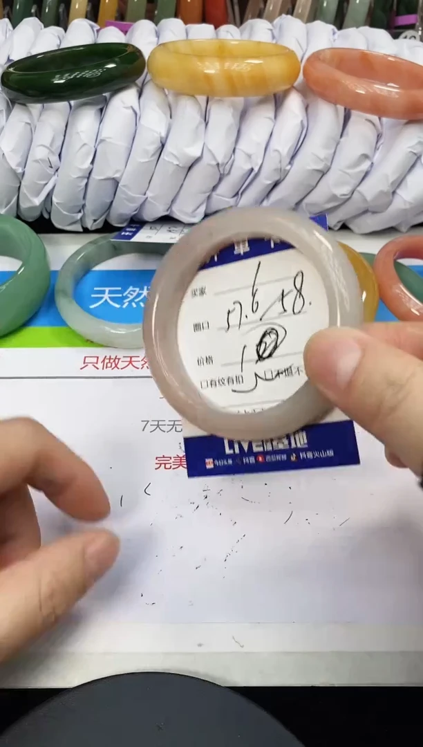 未镶嵌手镯石英质玉1