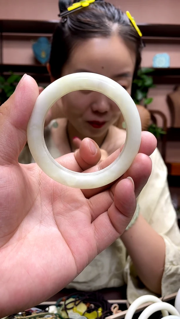 岫玉未镶嵌颈饰阿*·