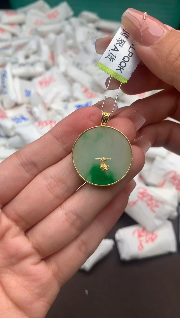 【闪购商品】翡翠挂件18K金镶嵌一