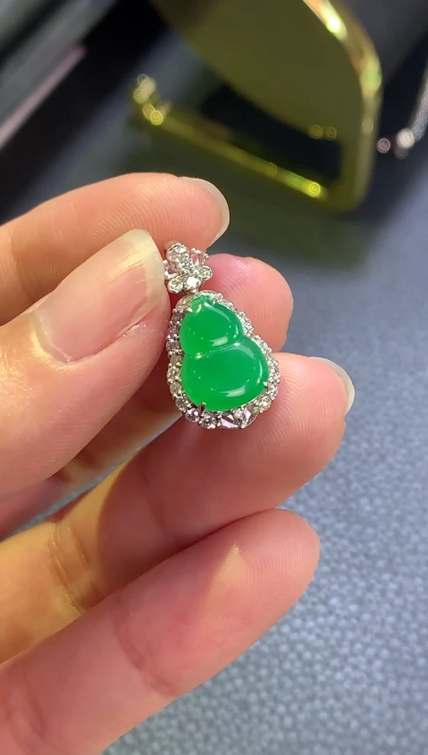 翡翠18K金镶嵌颈饰绿葫芦