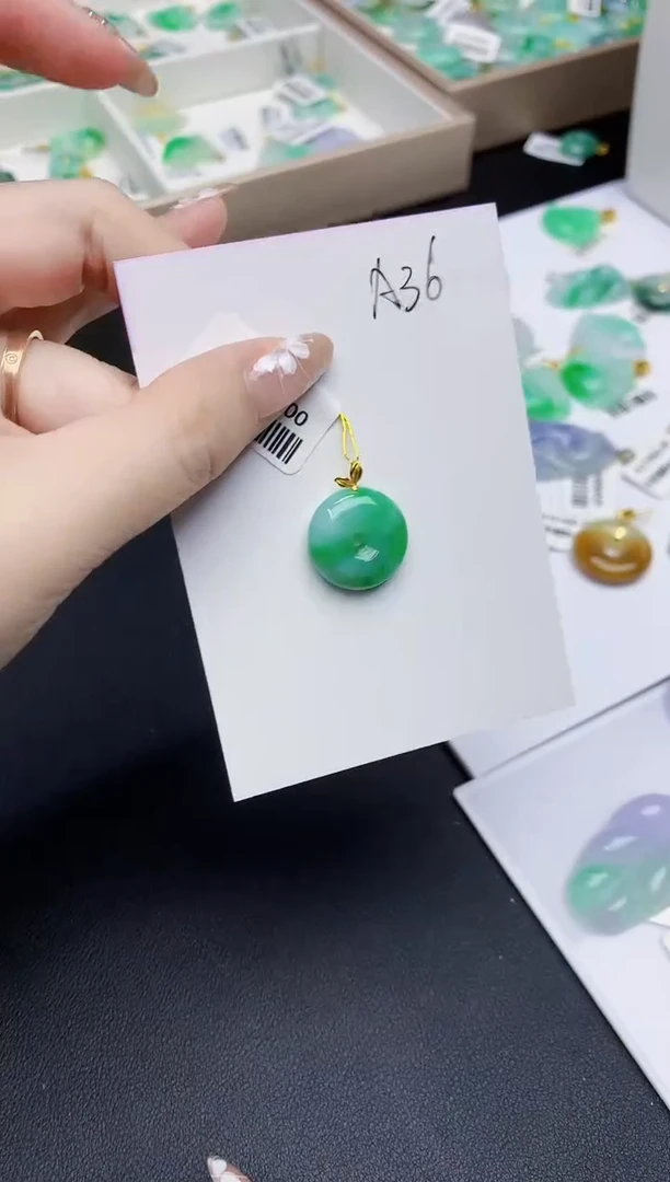 翡翠18K金镶嵌颈饰11111111