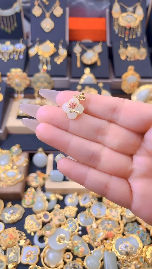 和田玉银S925镀金镶嵌颈饰荷花四叶草吊坠