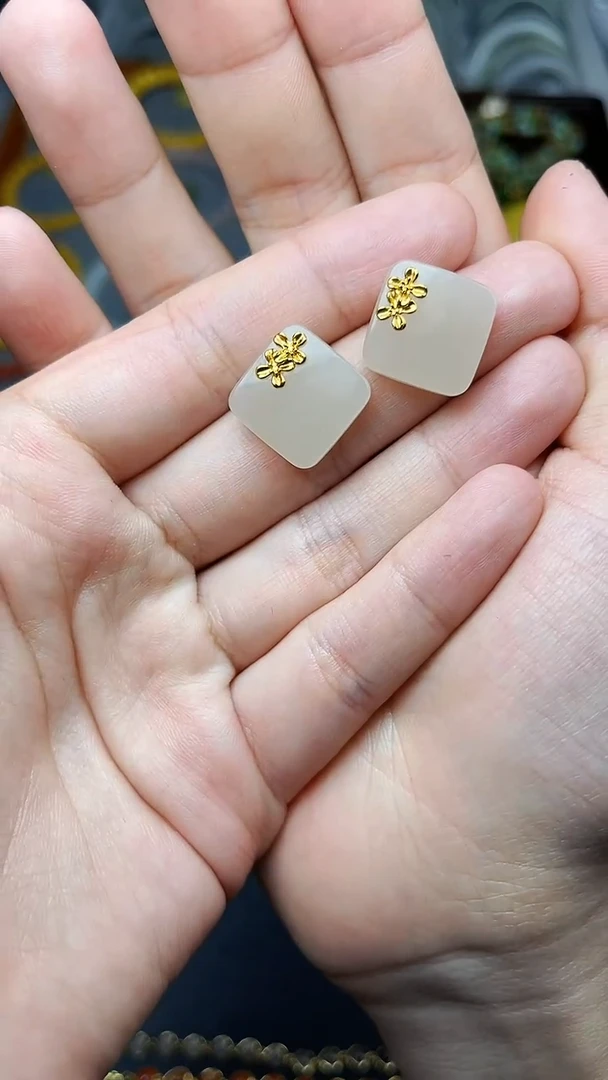 18K金镶嵌和田玉耳饰耳钉 06