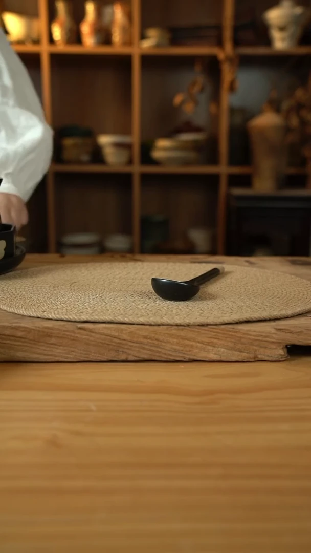 黑色雕刻小花花系列的长柄勺1个