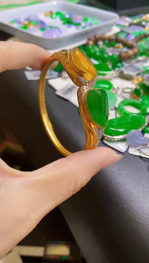 颈饰18K金镶嵌翡翠邱*暉手镯