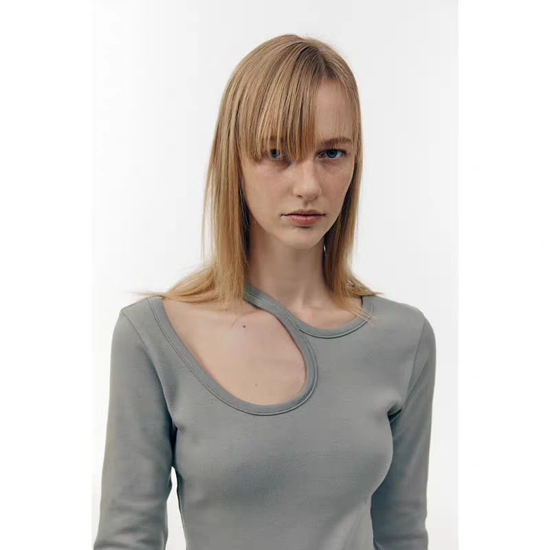 【奥莉】2025春夏:曲线肩部镂空修身长袖打底0581