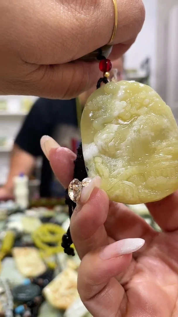 岫玉未镶嵌吊坠