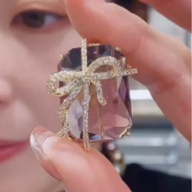 kasiya/卡思雅 铜合金仿水晶胸针 新年方糖蝴蝶结胸针