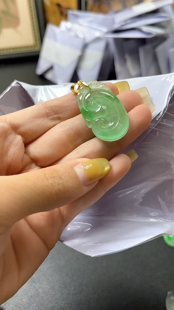 翡翠未镶嵌颈饰时尚女士精品吊坠