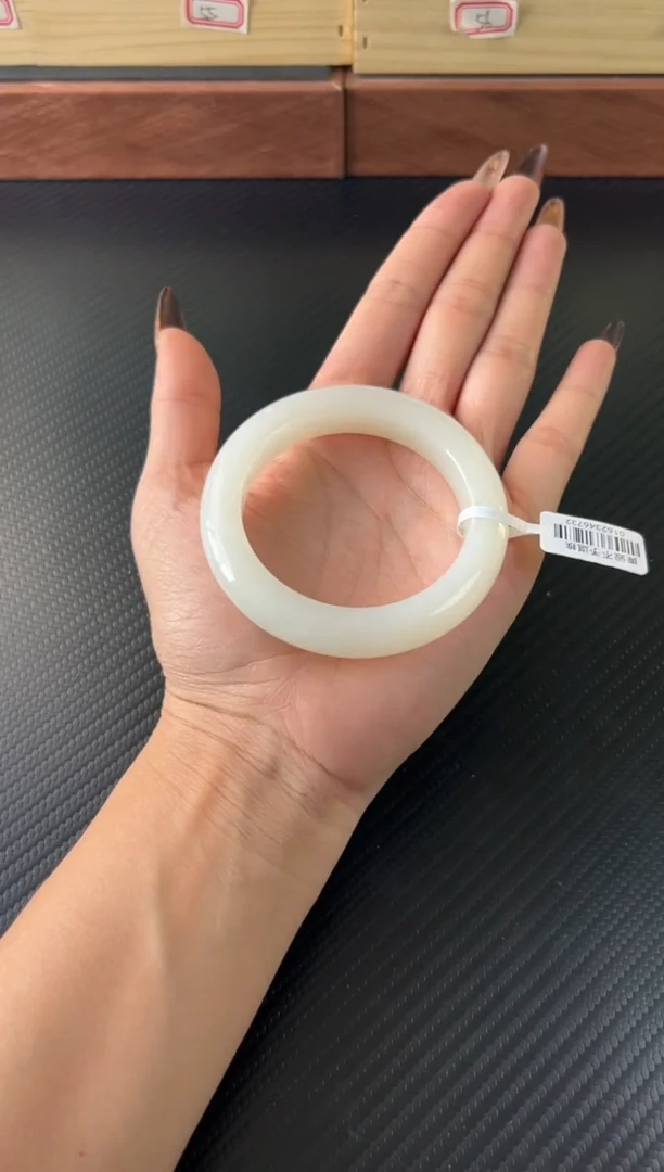 未镶嵌手镯和田玉啾**?金山微色差54+