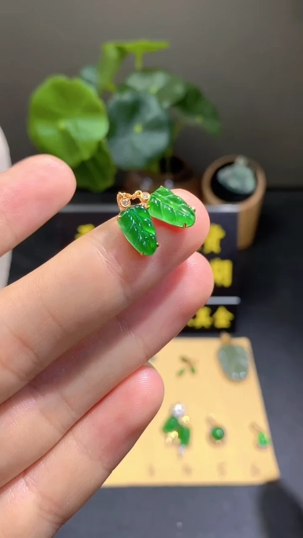 颈饰18K金镶嵌翡翠翡翠A货