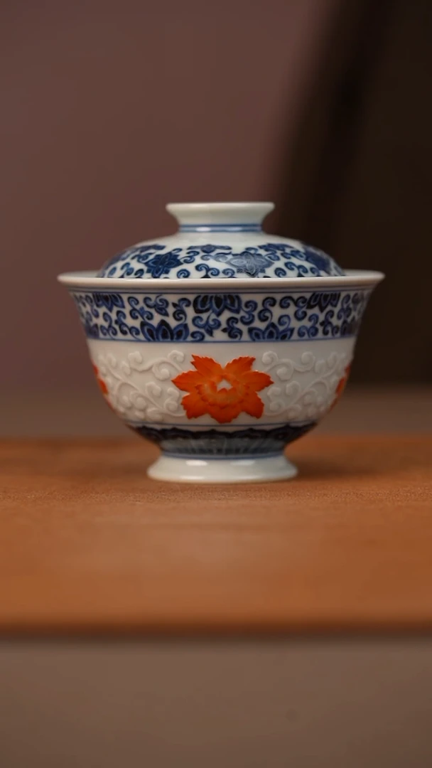 又见春风青花雕刻矾红花卉盖碗
