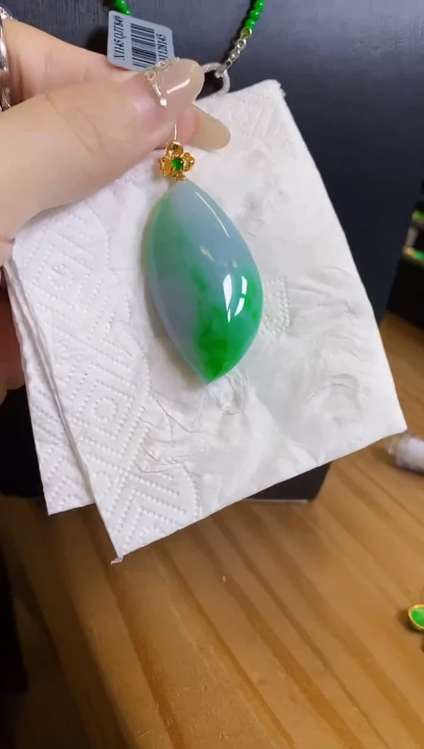 【闪购商品】翡翠颈饰18K金镶嵌吊坠