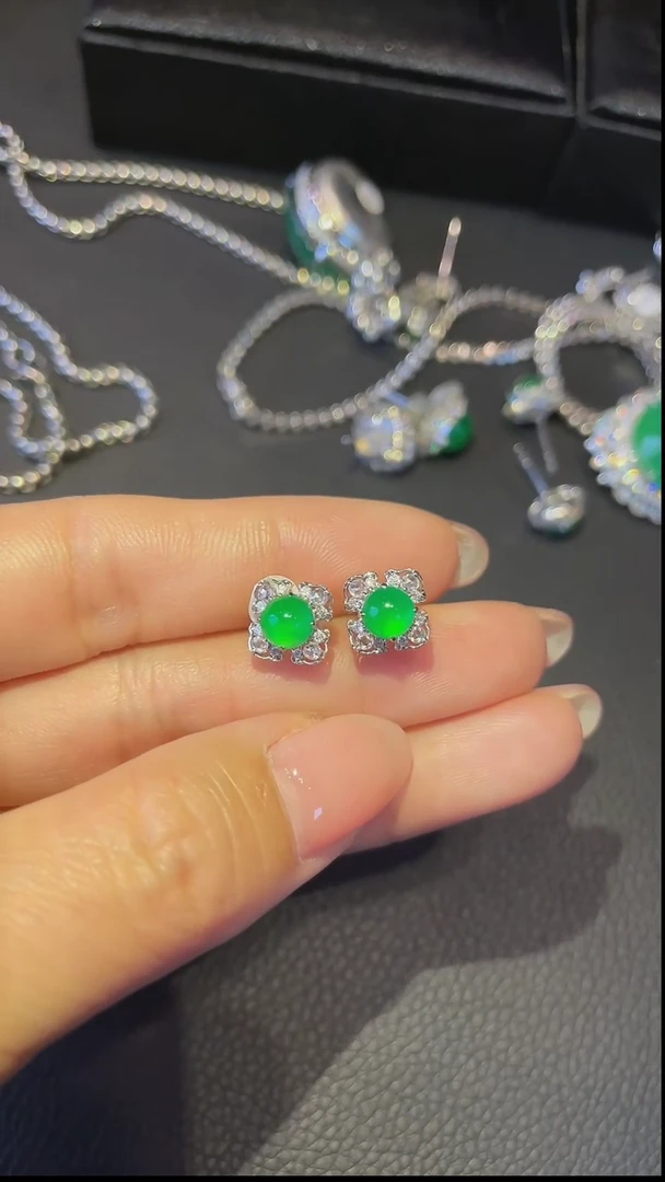 【闪购商品】翡翠颈饰18K金镶嵌耳钉