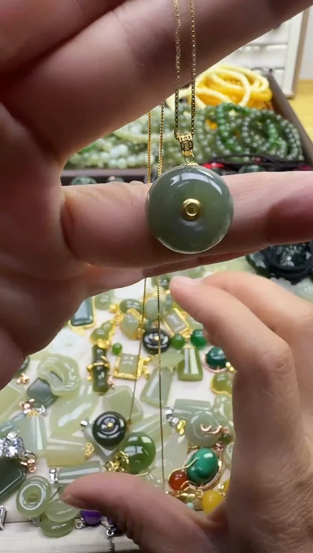 吊坠(不含链)18K金镶嵌和田玉吊坠(不含链) 18K金镶嵌 和田玉