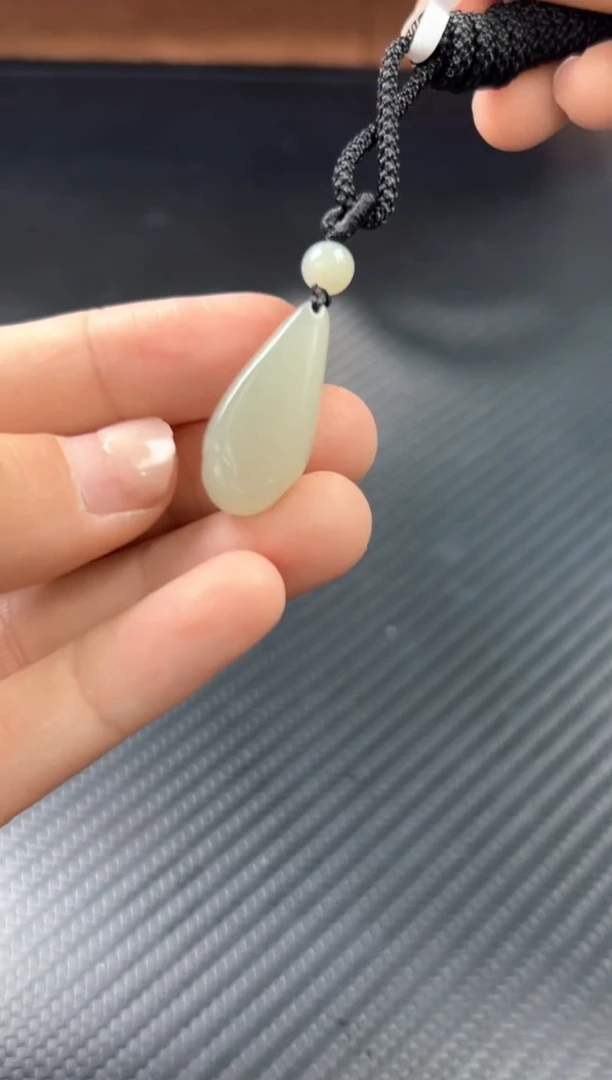 吊坠(赠链)未镶嵌和田玉且末微色差近矿