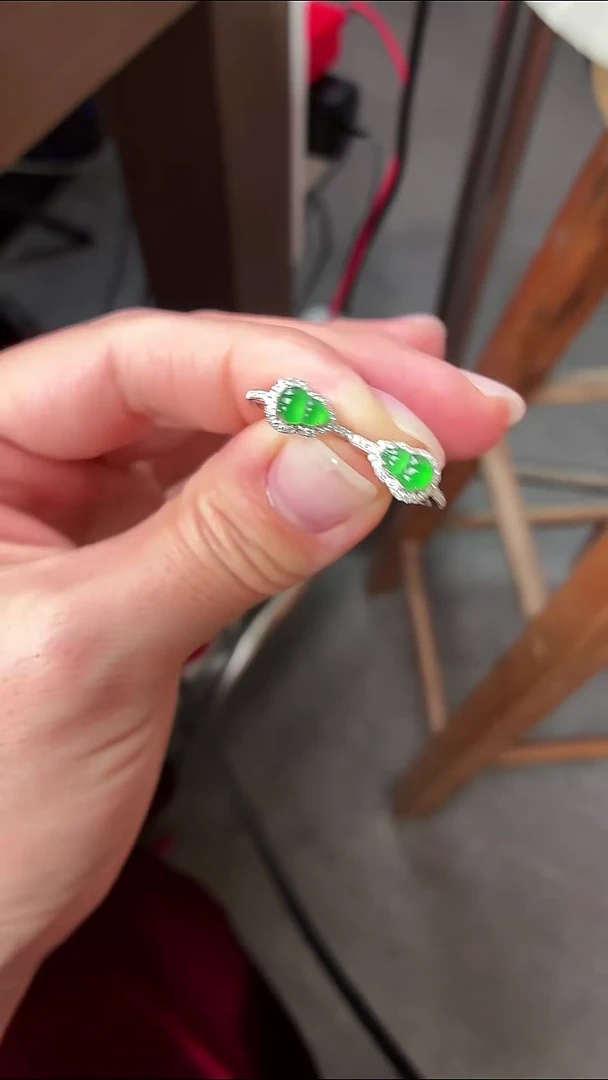 18K金镶嵌翡翠耳饰耳包